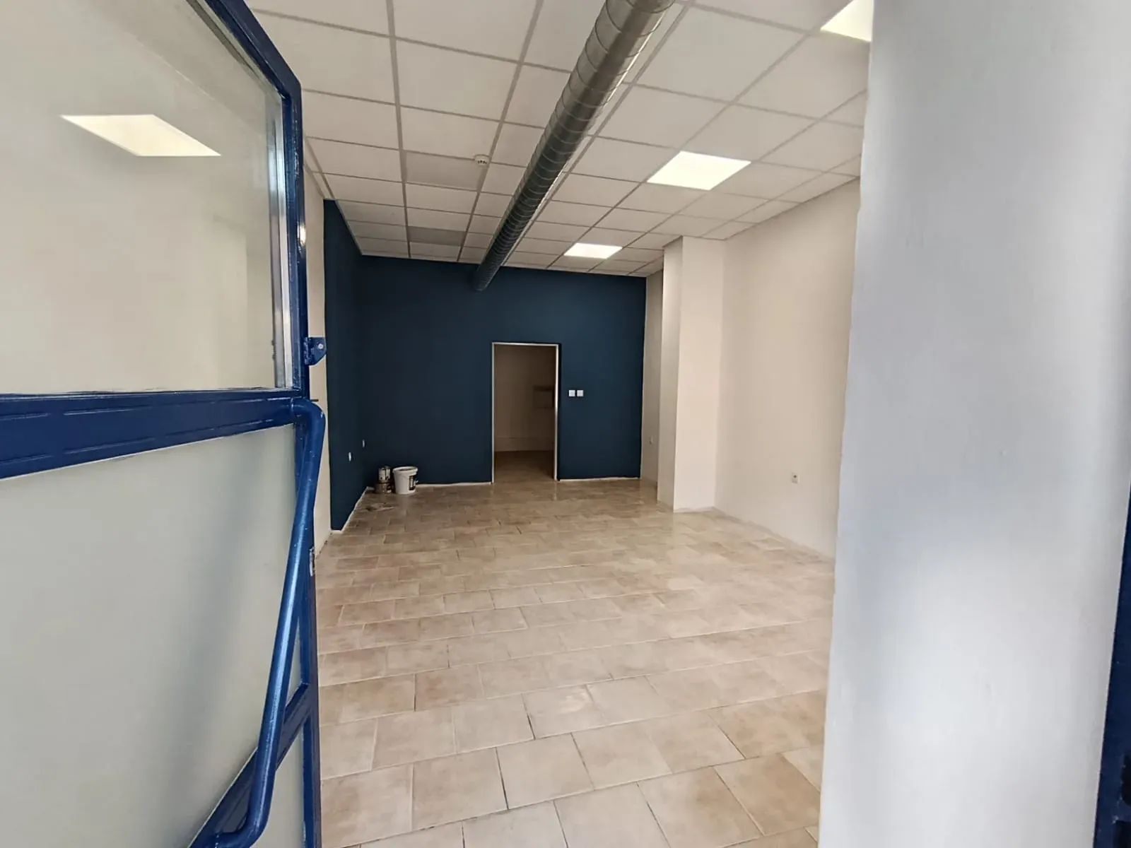 Vymalovaná provozovna s tmavě modrou stěnou